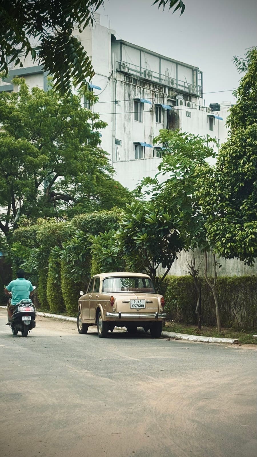 Old car, quiet street